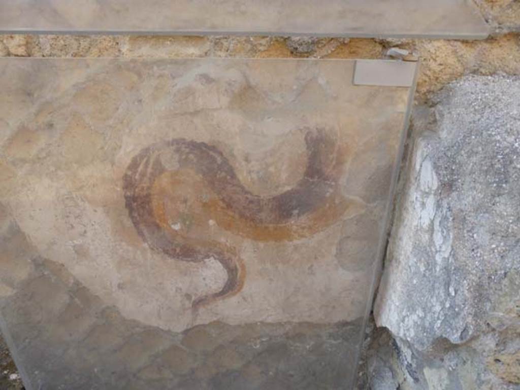 Ins VI, Herculaneum, September 2015. Painted serpent on south side of altar.
